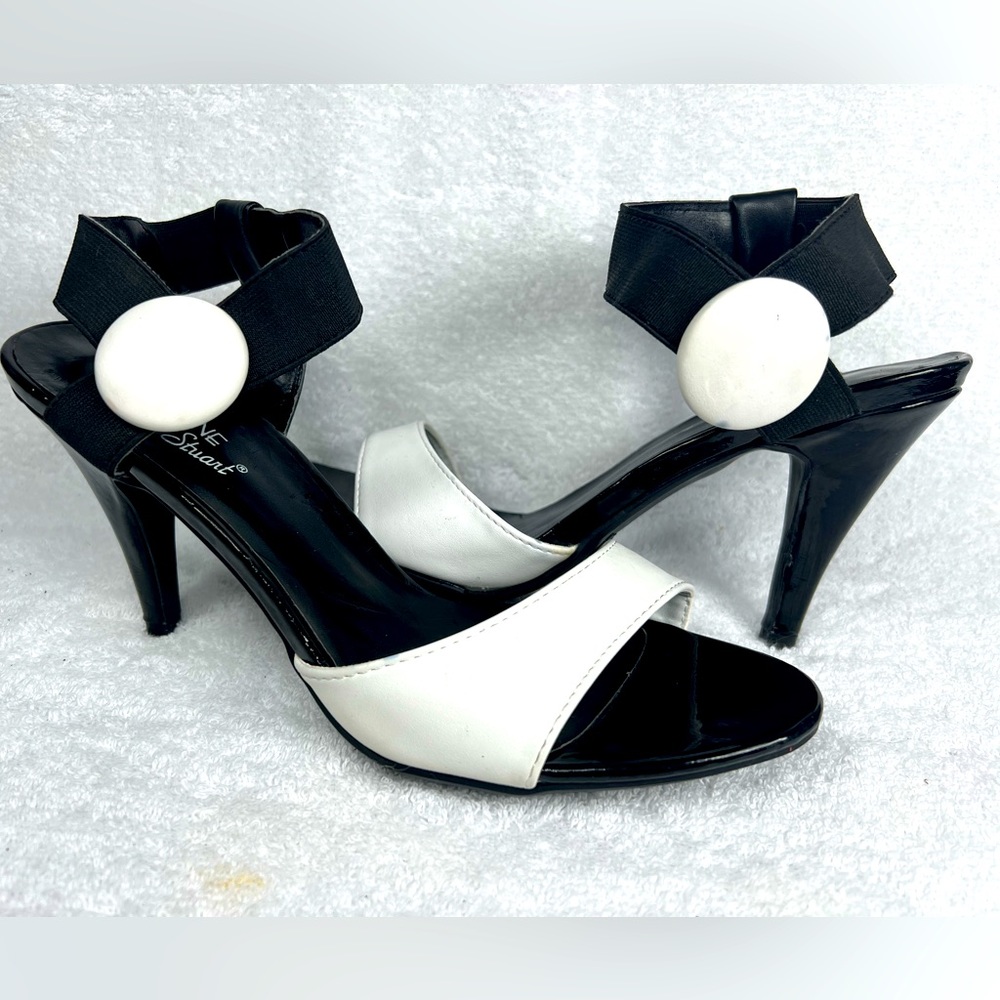 MADELINE STUART, black & white 3.5 inch heel. Elastic band with white button